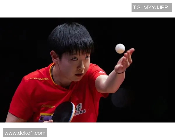 足球明星黑色皮衣女神秘魅力揭晓引发球迷热议