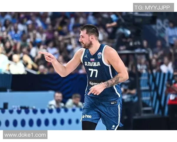 顶级足球明星在赛后怒斥裁判判罚不公引发热议与争议